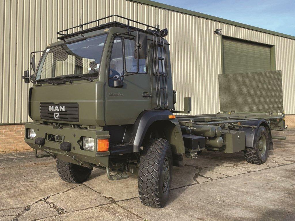 Ex Military - 50418 – MAN 18.220 4×4 cargo truck with twist locks and tail lift